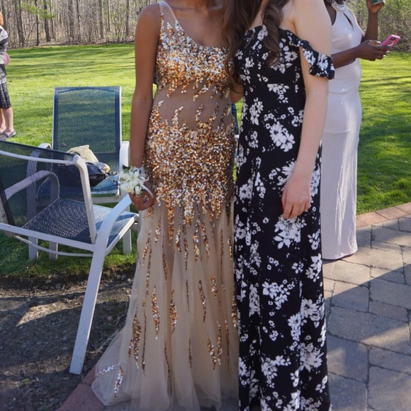 Dresses & Skirts - Super cute gold gown with mesh